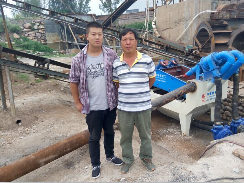 技術(shù)員與客戶合影